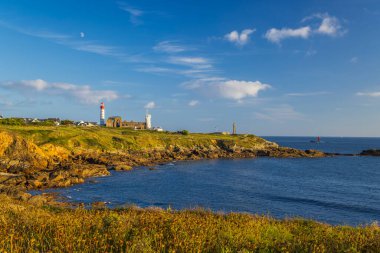 Brittany kıyıları Phare de Saint Mathieu 'yu, manastır harabelerini ve kayalık sahilleri gösteriyor.