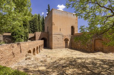 Antik kule ve tarihi tuğla kemerler Alhambra 'da güneş ışığıyla yıkandı.