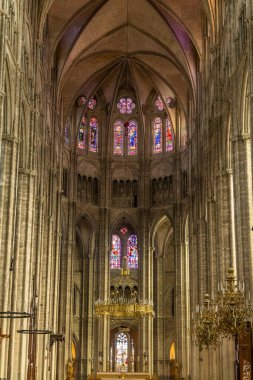 Bourges, Centre Val de Loire, Fransa 'daki tarihi katolik katedrali içindeki Gotik mimari