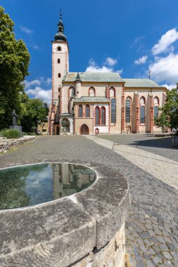 Saint Francis Xavier Katedrali cephesi ve Stefana Moysesa üzerindeki çan kulesi