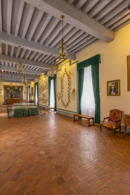 Açığa çıkan kirişlerle, fayanslarla ve Bazoches Şatosu 'ndaki mobilyalarla dolu büyük bir salon.