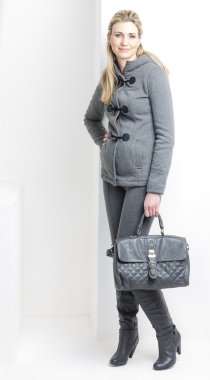 Gri elbise giyen kadın