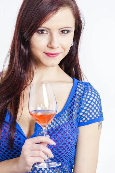 Nuori nainen lasillisen ruusuviiniä kanssa — kuvapankkivalokuva