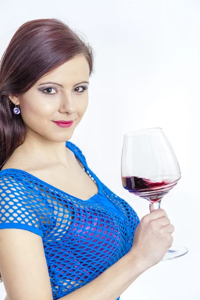 赤ワインのグラスを持つ若い女性 — ストック写真