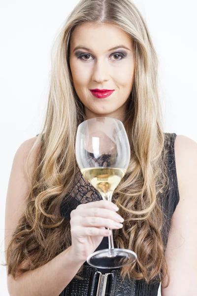 Portrait de jeune femme avec un verre de vin blanc — Photo