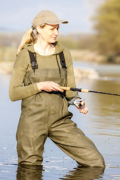 Mulher pescando no rio — Fotografia de Stock