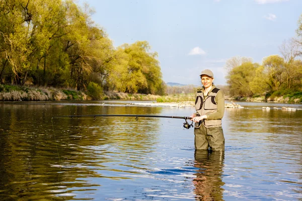 Mujer pescando en el río en primavera — Foto de Stock