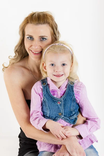 Portret van meisje met haar moeder — Stockfoto