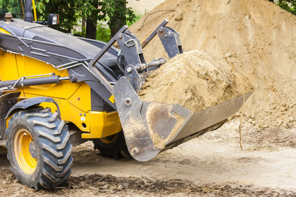 Экскаватор на строительной площадке