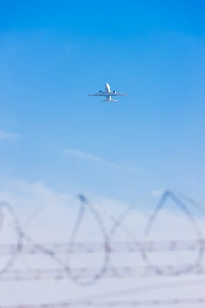 Drutem kolczastym na lotnisku — Zdjęcie stockowe
