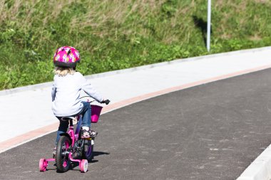 Arkadan Görünüm üzerinden küçük motorcu