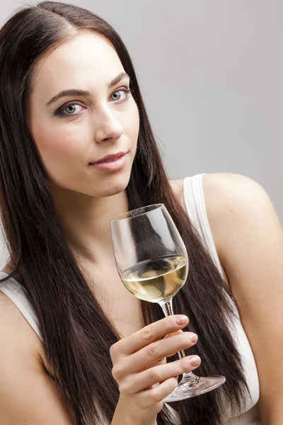 Retrato de jovem com um copo de vinho branco — Fotografia de Stock