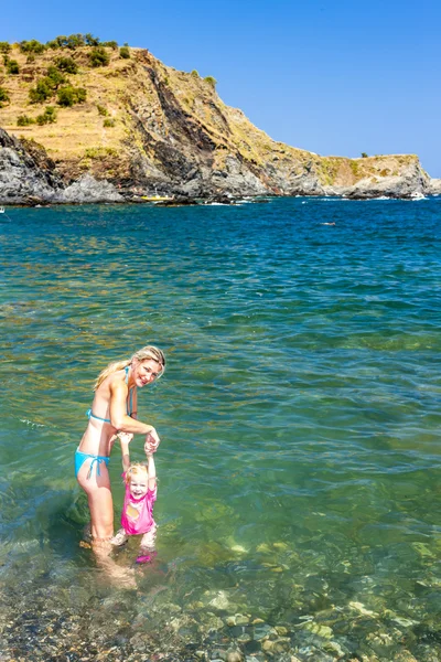 Mutter mit ihrer Tochter im Mittelmeer, Frankreich — Stockfoto