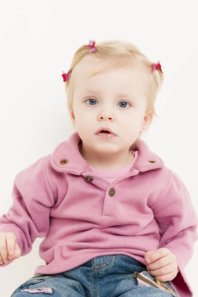 Portait de niña sentada usando jeans — Foto de Stock