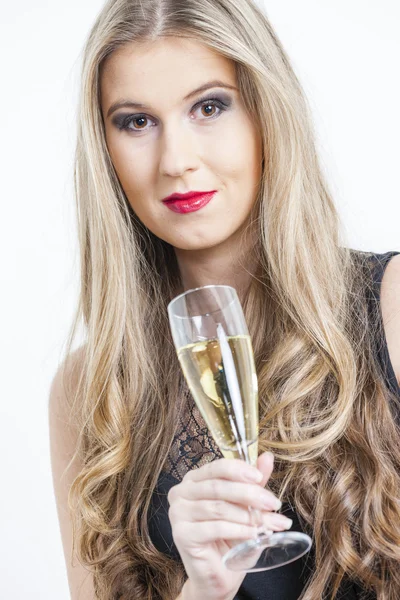 Portrait de jeune femme avec une coupe de champagne — Photo