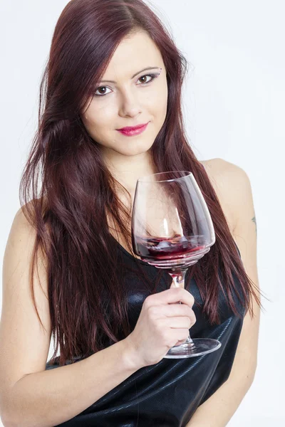 Ritratto di giovane donna con un bicchiere di vino rosso — Foto Stock