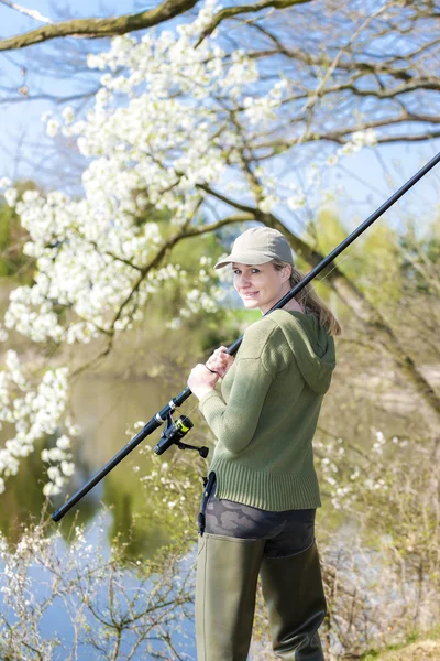 Femme pêche à l'étang au printemps — Photo