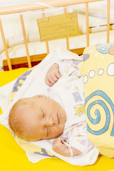 Porträtt av en nyfödd baby flicka i mödrars sjukhus — Stockfoto