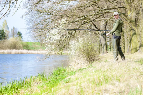 Femme pêche à l'étang au printemps — Photo