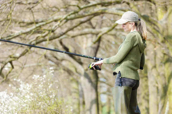 Femme pêche à l'étang au printemps — Photo