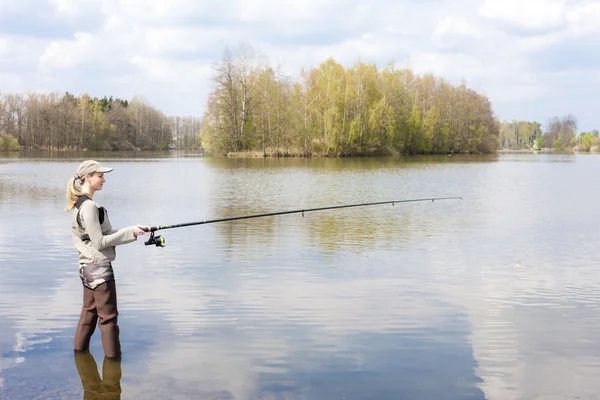 Femme pêche dans l'étang — Photo