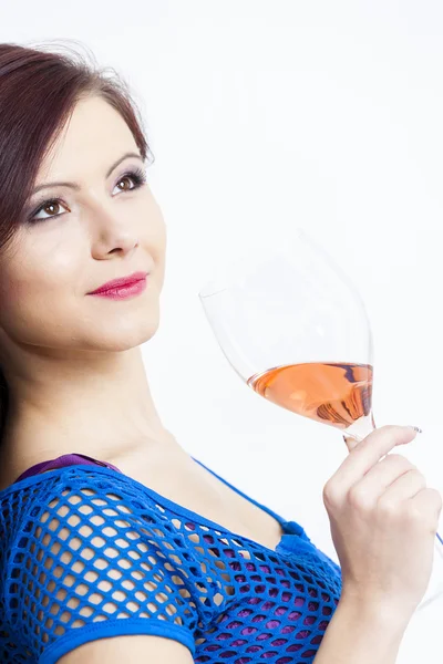 Portret van een jonge vrouw met een glas rose wijn — Stockfoto