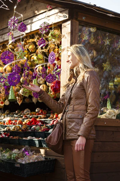 Mujer en el mercado de Navidad, Viena, Austria — Foto de Stock