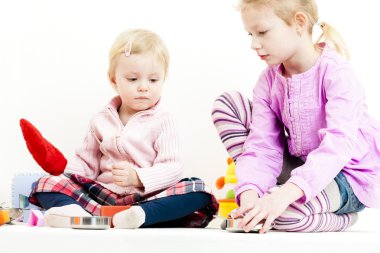 iki küçük kız çocuk çanak ile oynamak