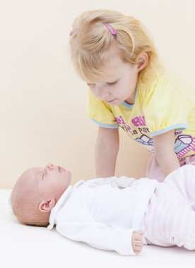 bir ay önce bebek kız kardeşi ile küçük kız