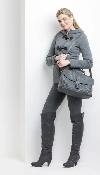 Mujer vestida de gris con un bolso — Foto de Stock