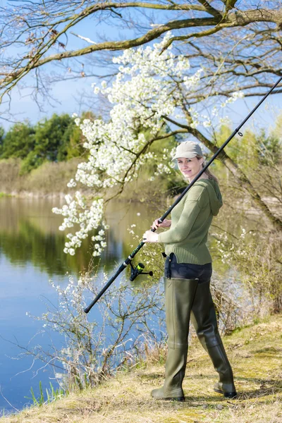 Bahar aylarında gölde balıkçılık kadın — Stok fotoğraf