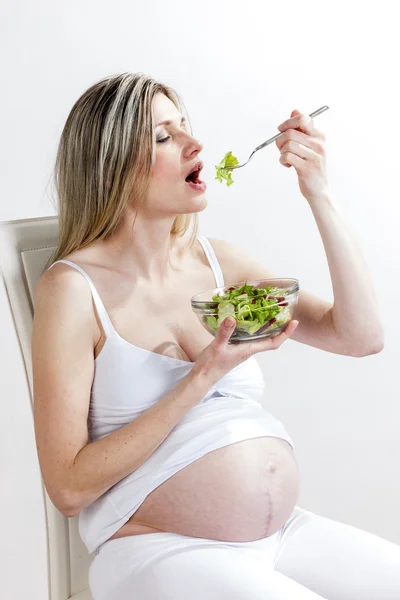 Pregnant woman eating vegetable salad — Stock Photo, Image