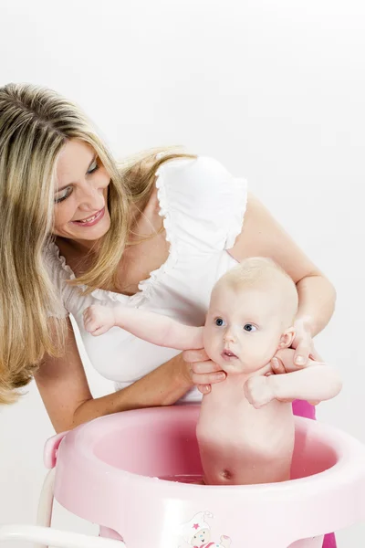 Mutter mit ihrem Baby beim Baden — Stockfoto