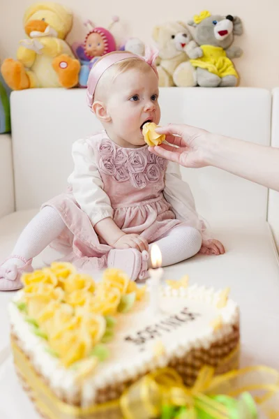 Niña sentada con su pastel de cumpleaños — Foto de Stock