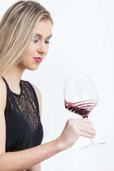 Femme avec un verre de vin rouge — Photo