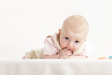 yalancı dört aylık bebek kız portresi