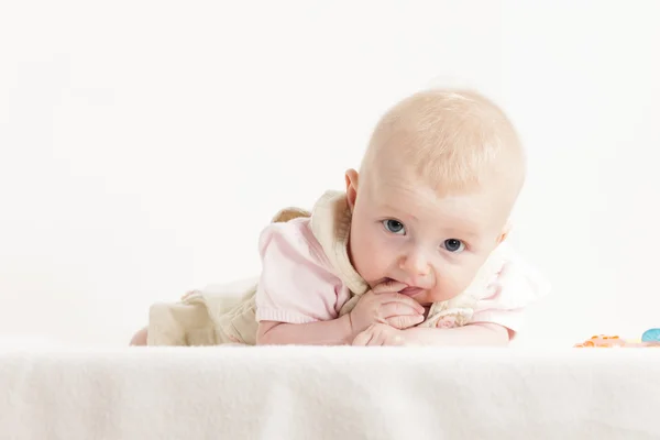Porträtt av liggande fyra månader gamla baby girl — Stockfoto