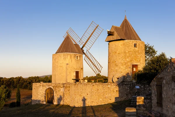 Regusse, Provence, Fransa'daki yel değirmenleri — Stok fotoğraf