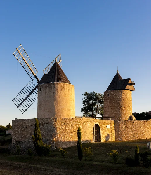 Szélmalom az Regusse, Provence, Franciaország — Stock Fotó