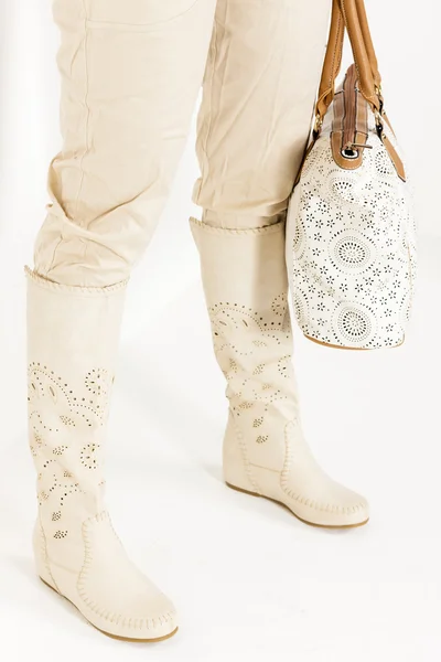 Mulher de pé usando botas de verão segurando uma bolsa — Fotografia de Stock