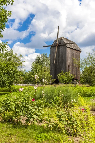 Molino de viento, parque etnográfico Kaszubski — Foto de Stock