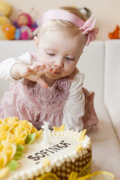 Retrato de niña con su pastel de cumpleaños — Foto de Stock