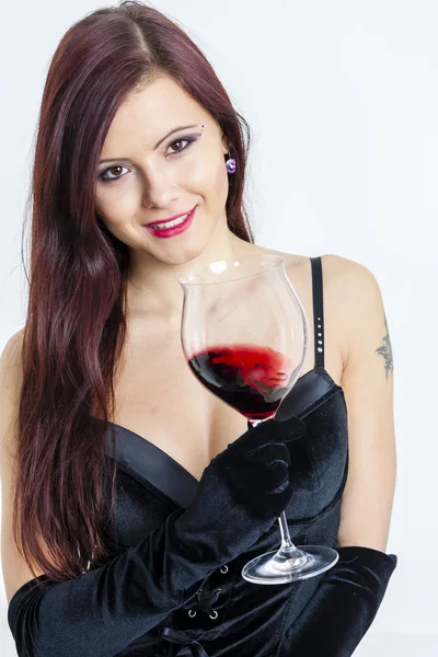 Молода жінка з келихом червоного вина — стокове фото
