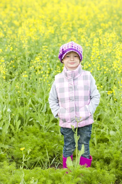 Niña con botas de goma en la naturaleza de primavera —  Fotos de Stock