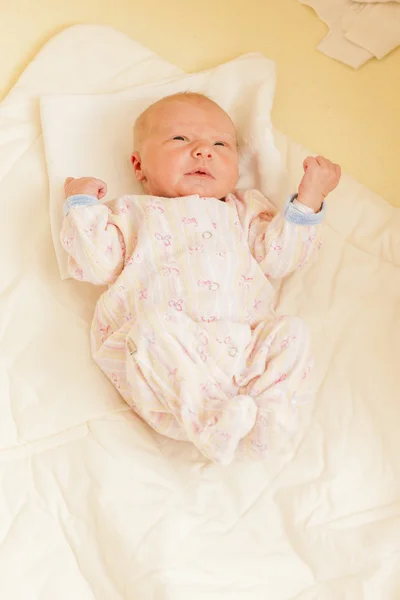 Liegen pasgeboren babymeisje — Stockfoto