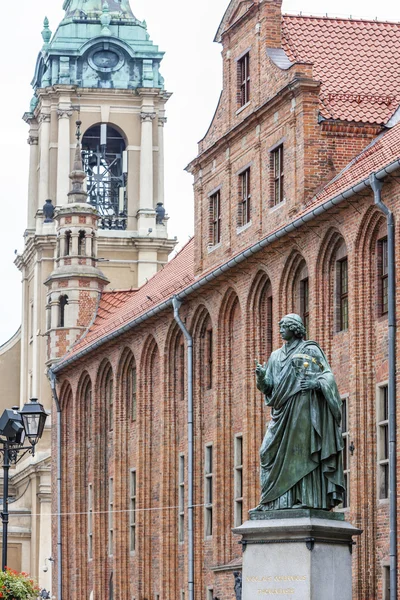 Nicolaus Copernicus monument framför stadshuset av Torun — Stockfoto