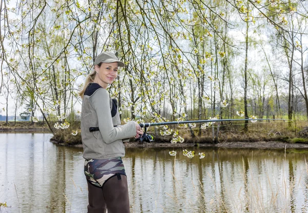 Femme pêche à l'étang au printemps — Photo