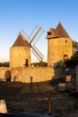 Regusse, Provence, Fransa'daki yel değirmenleri
