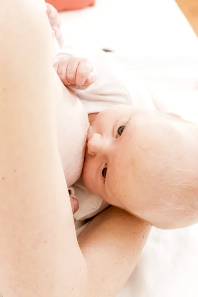 Mutter stillt ihr Baby — Stockfoto