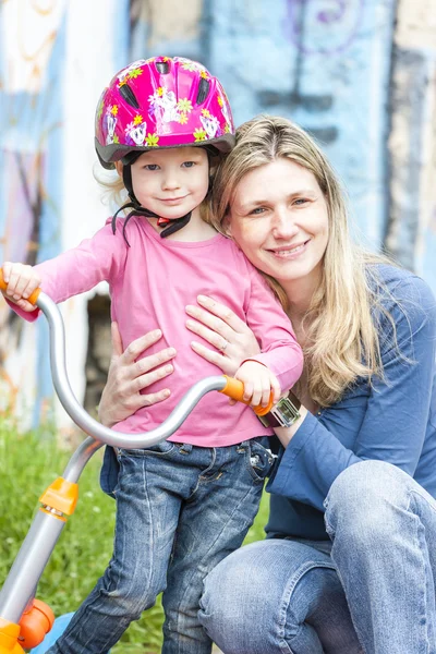 Kislány, az anyja és a Jet-ski — Stock Fotó